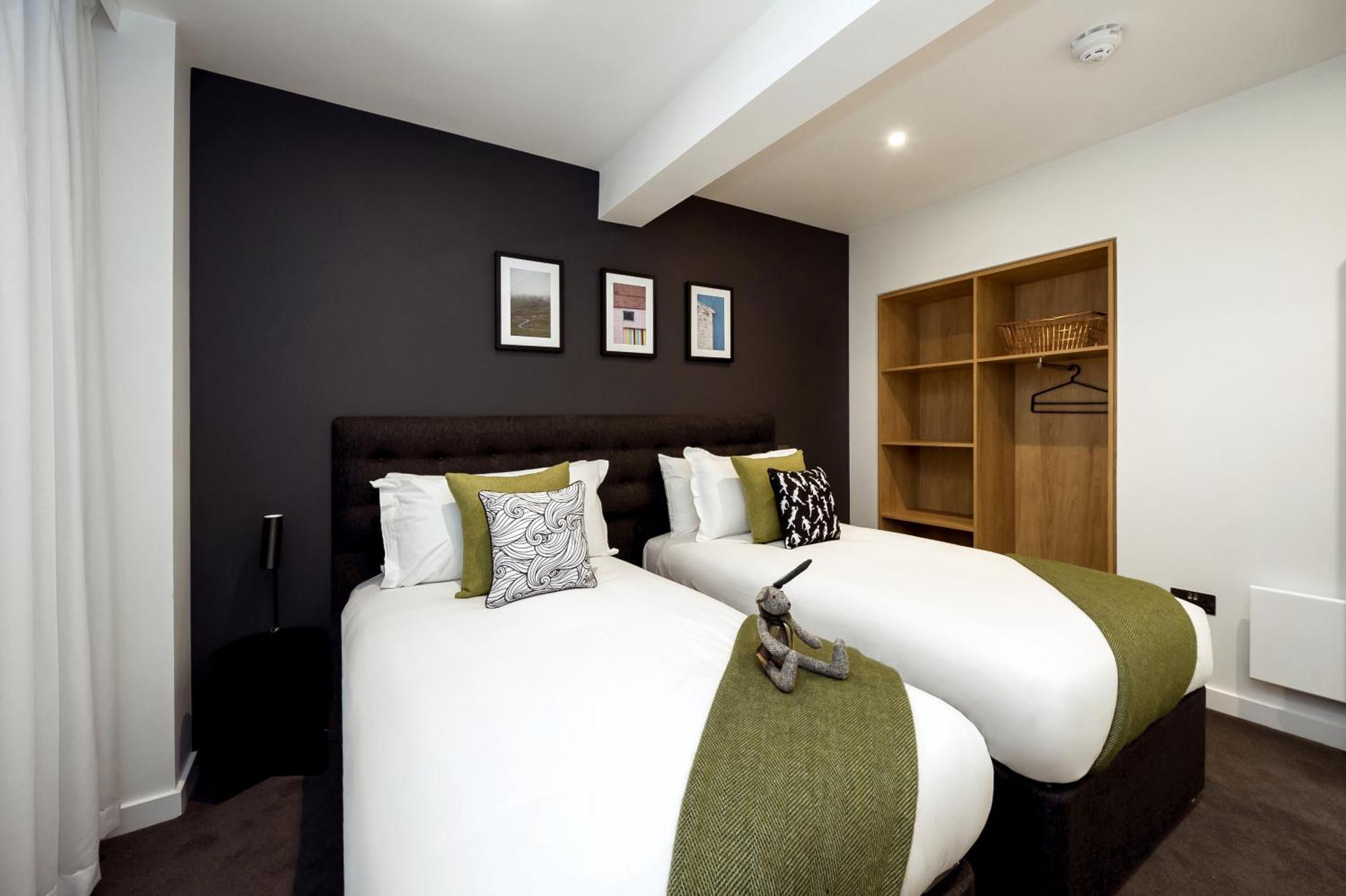 One Twin Bedroom Apartment Castle View